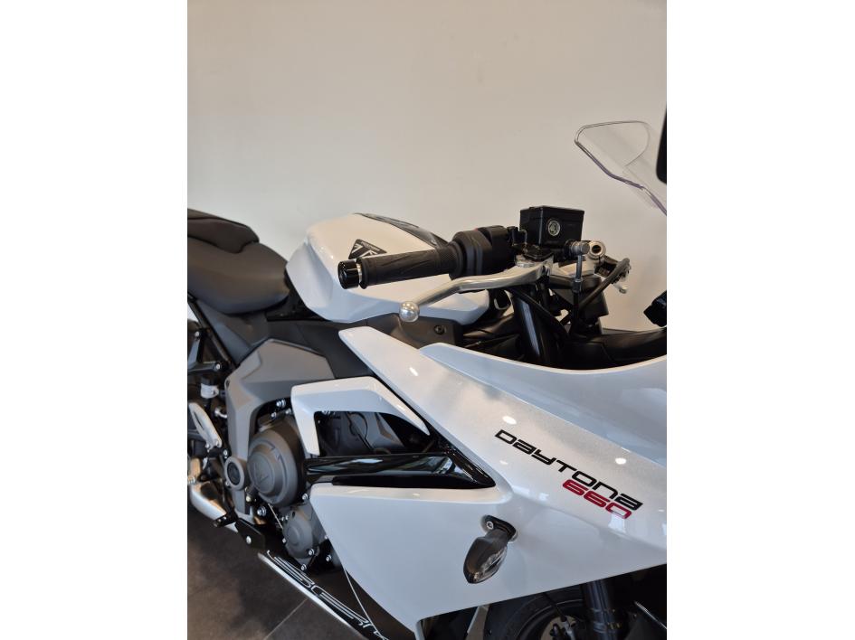 TRIUMPH 	DAYTONA 660